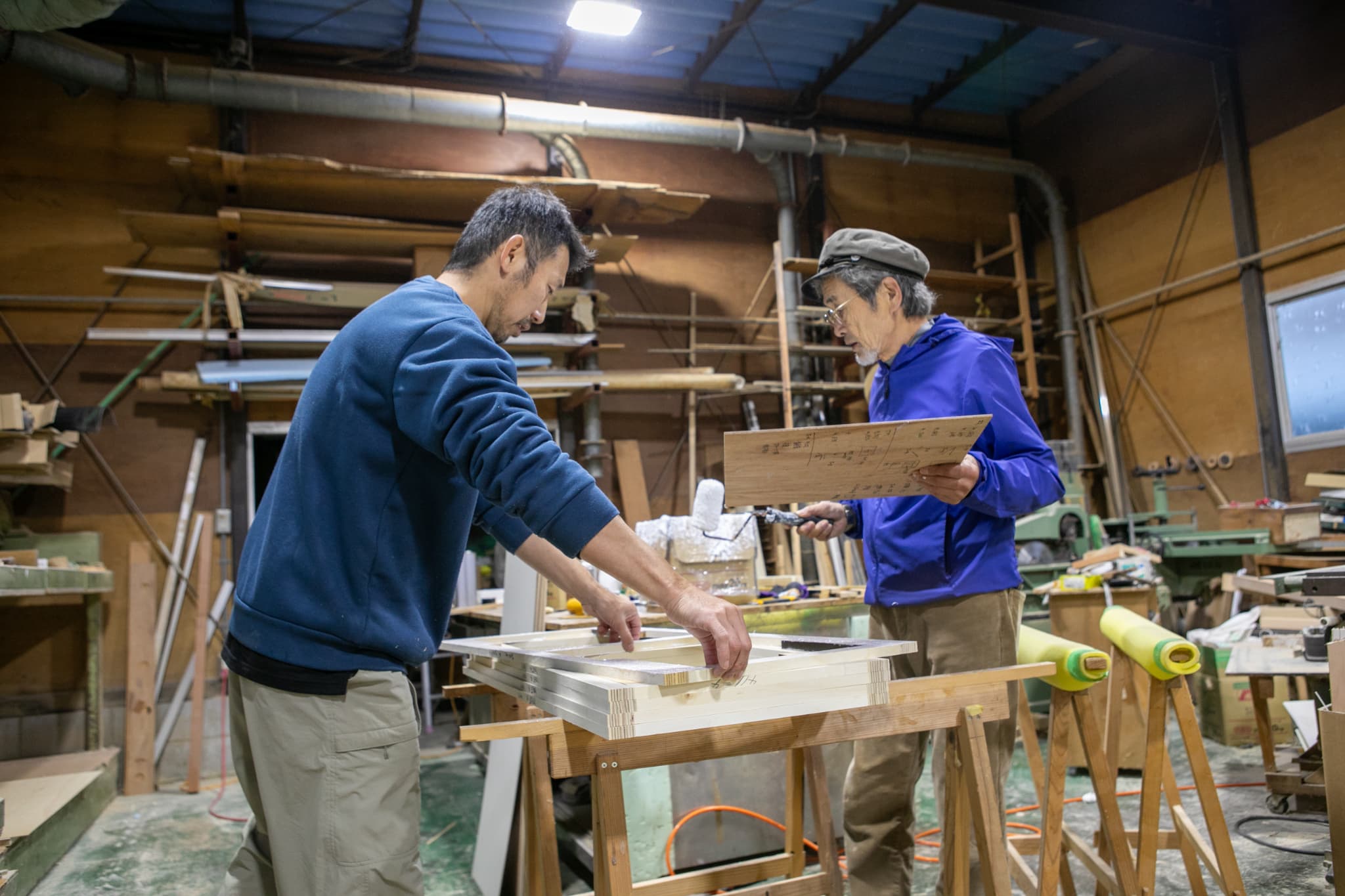 木目調の廊下と木製チェア
