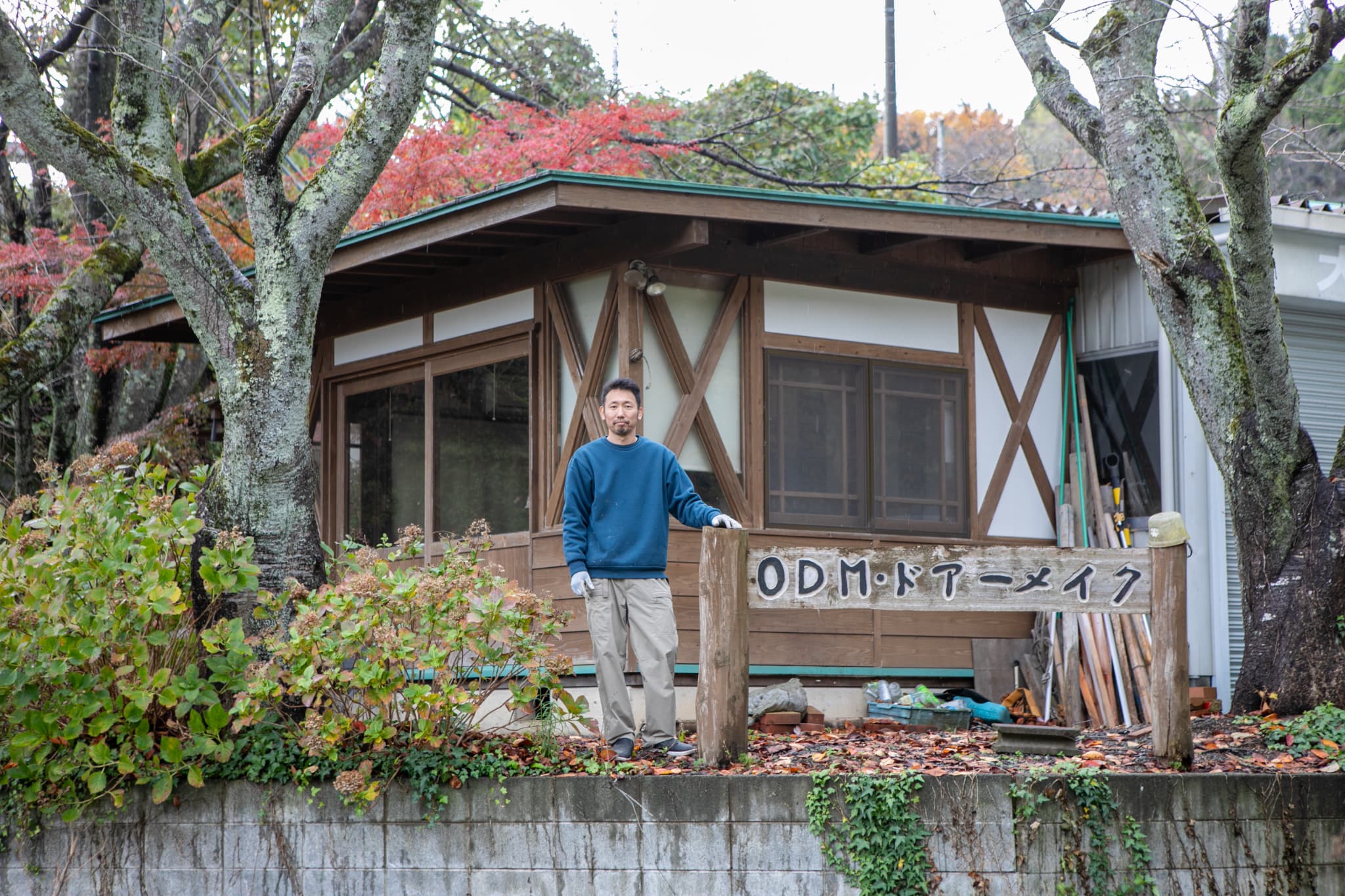 かんなで木材を削る作業員