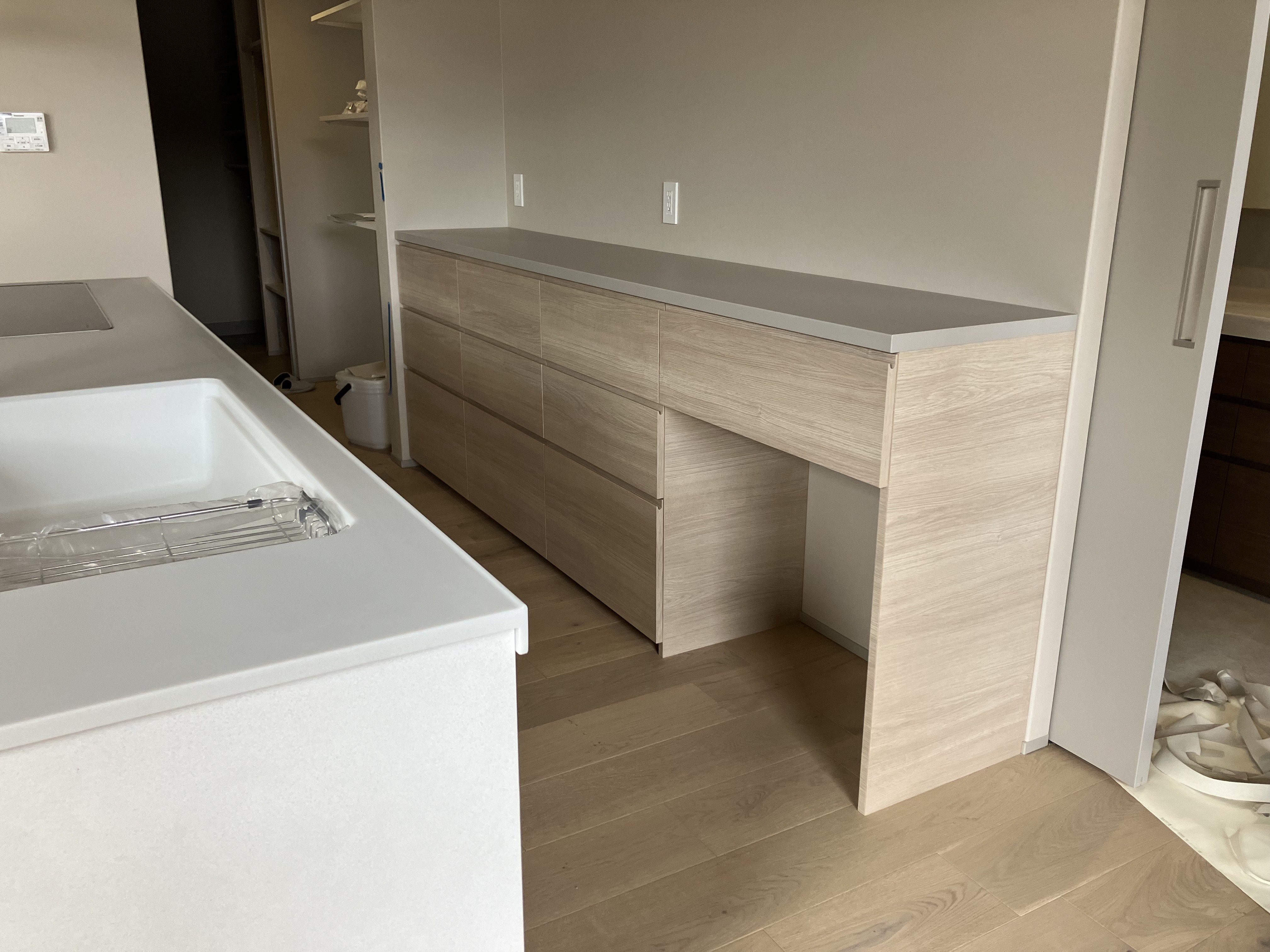 木目の廊下と木製チェア