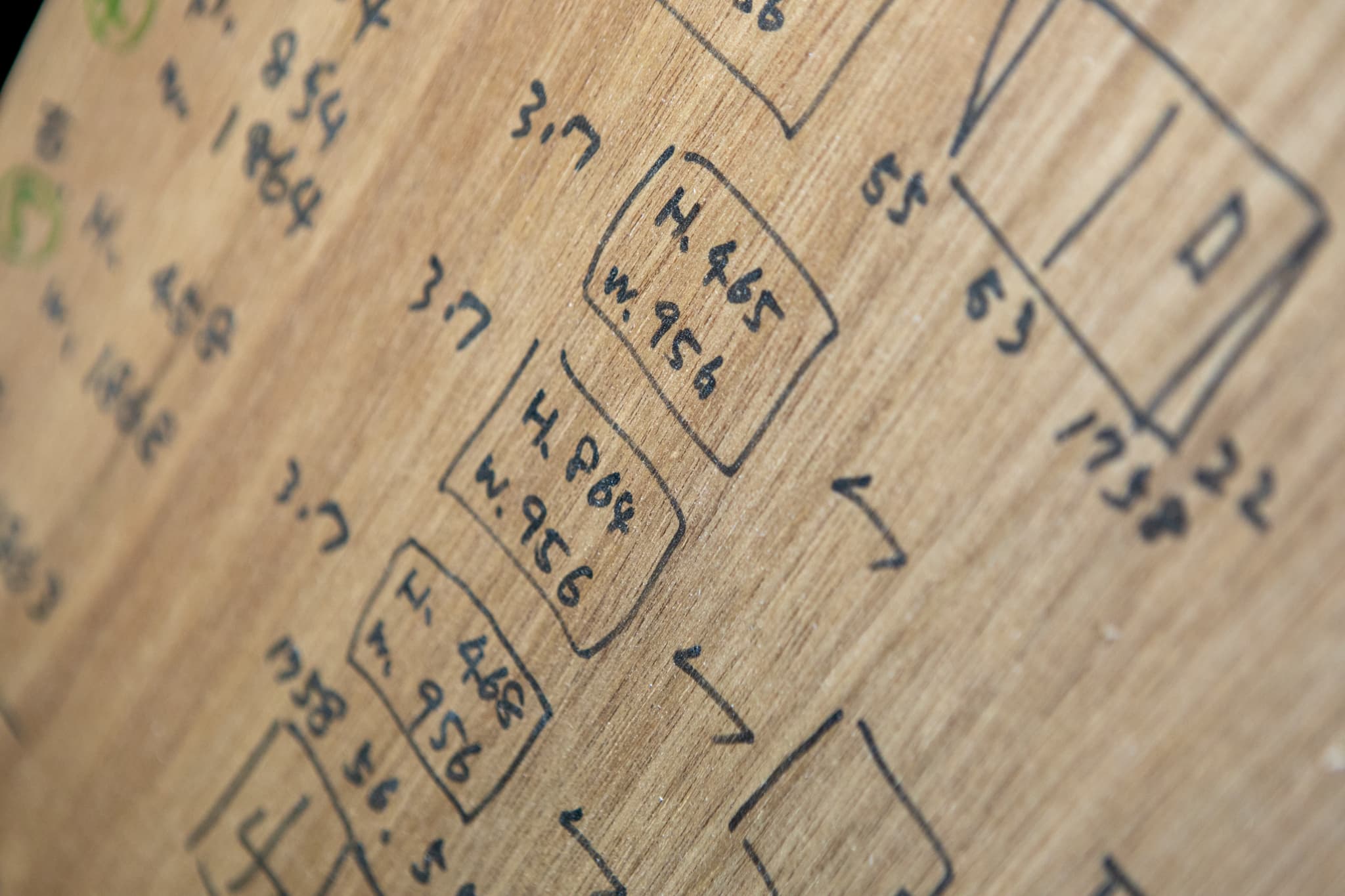 木製のカウンターとカウンターチェア