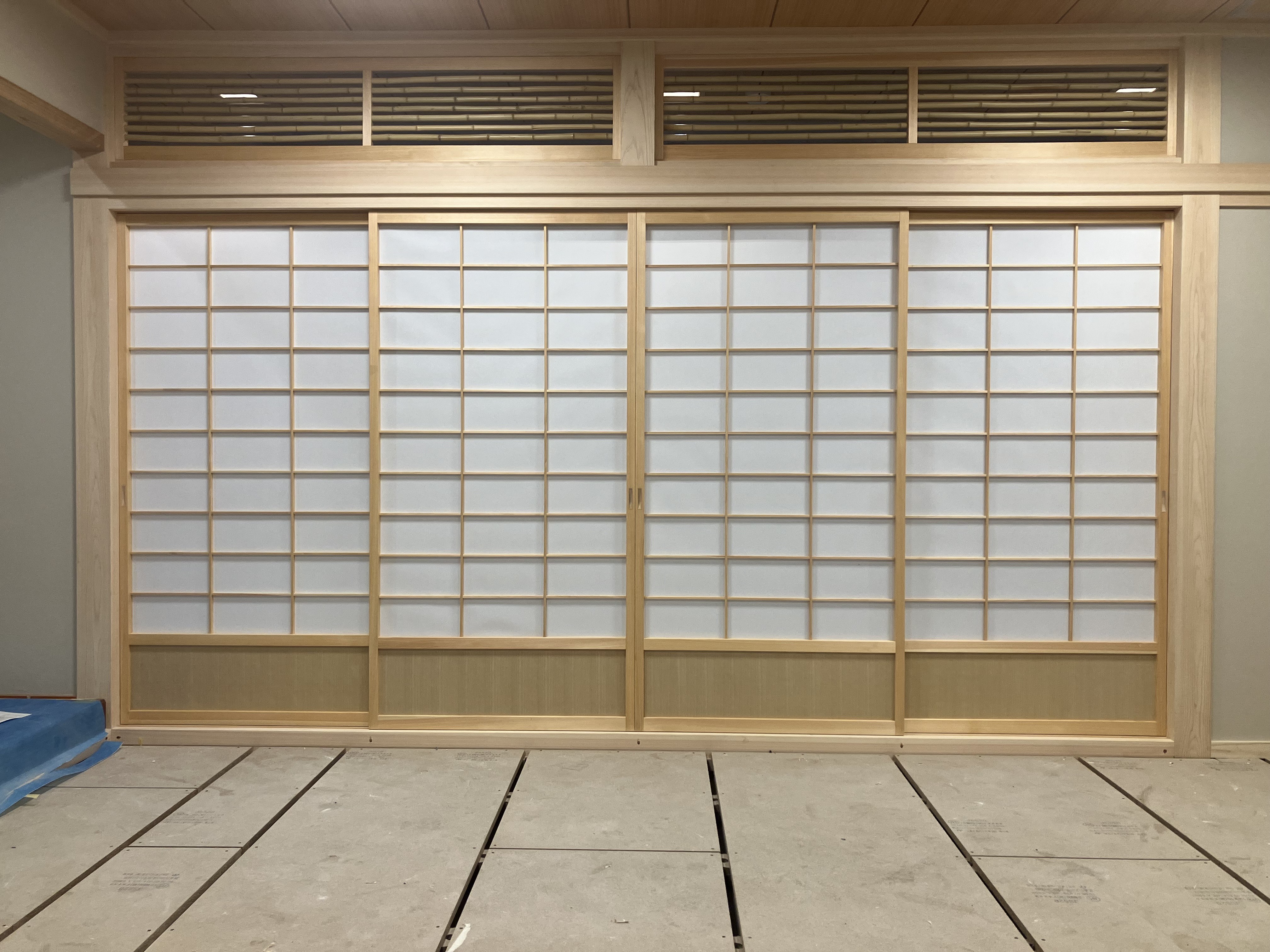 木製のカウンターとカウンターチェア