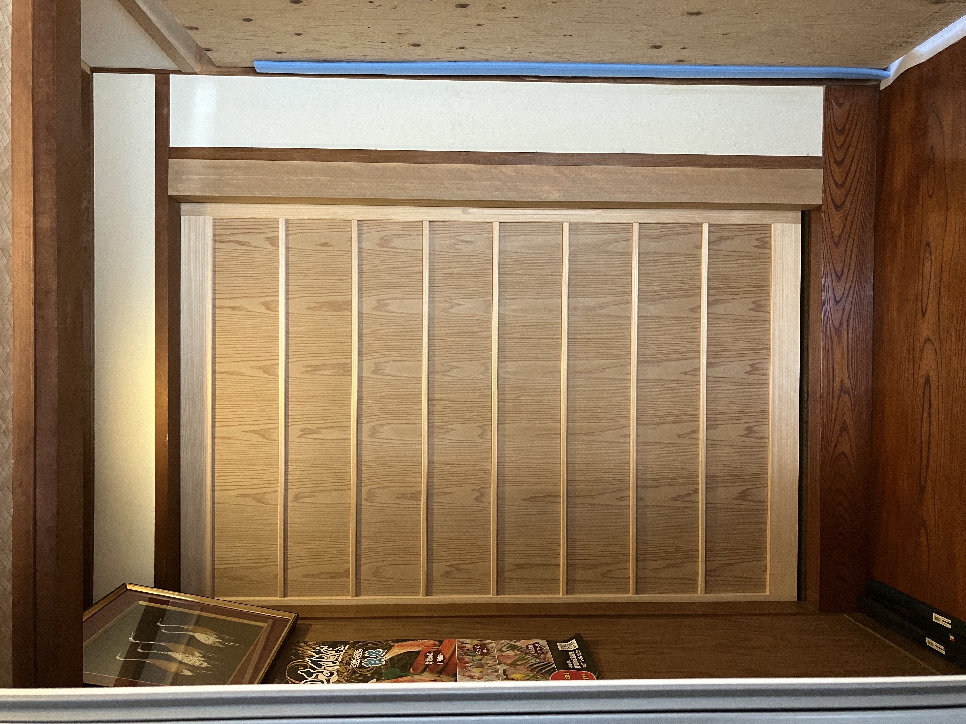 玄関と木製の枠で作られた姿見