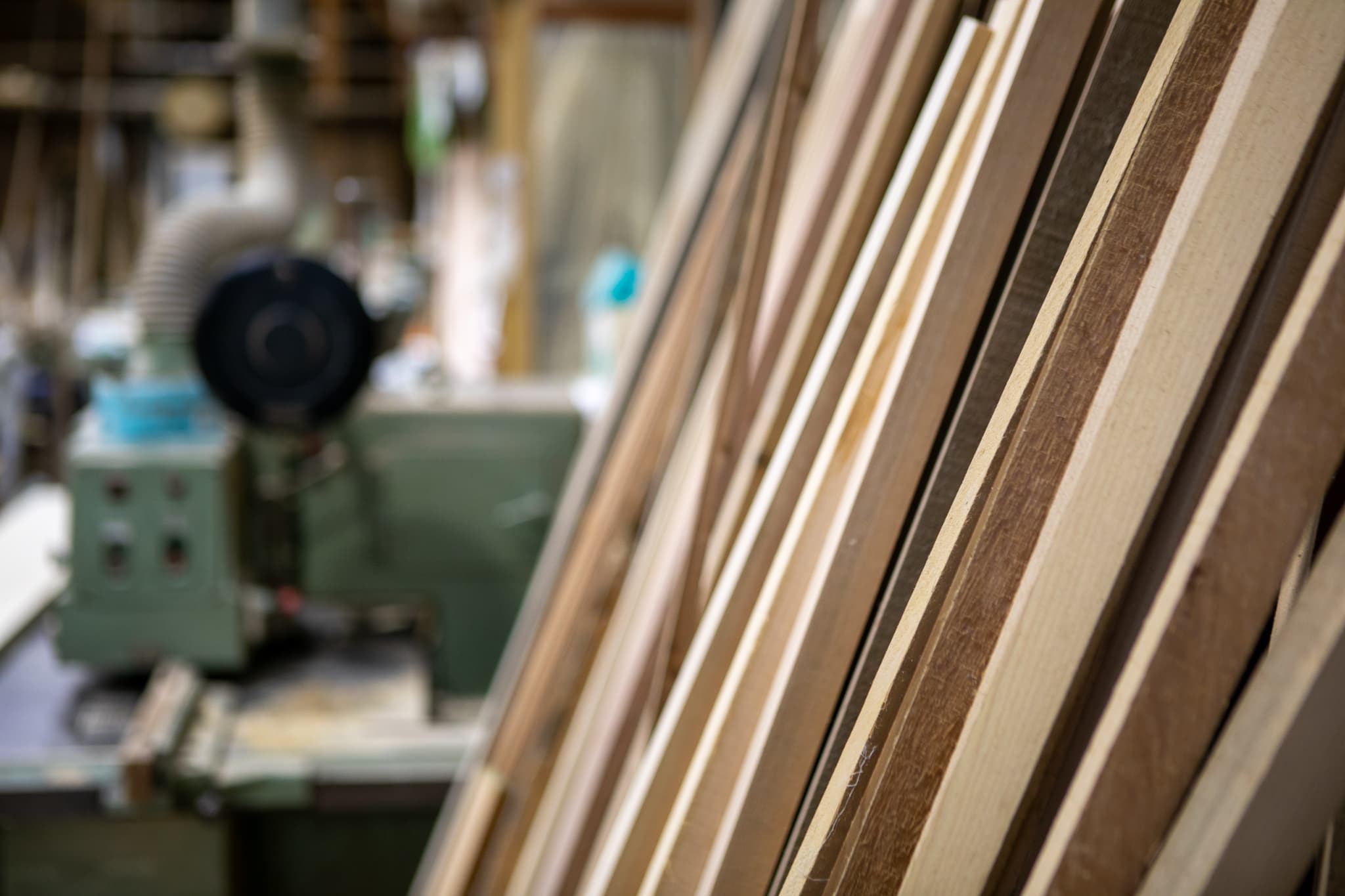 木目のタイルを貼る男性