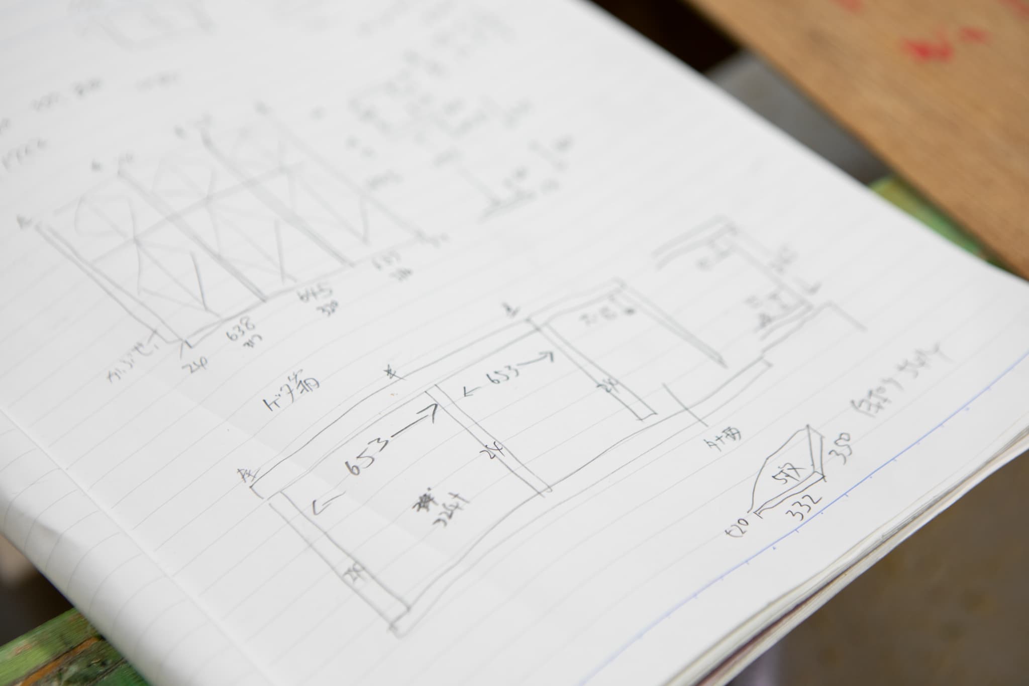 木製のカウンターとカウンターチェア