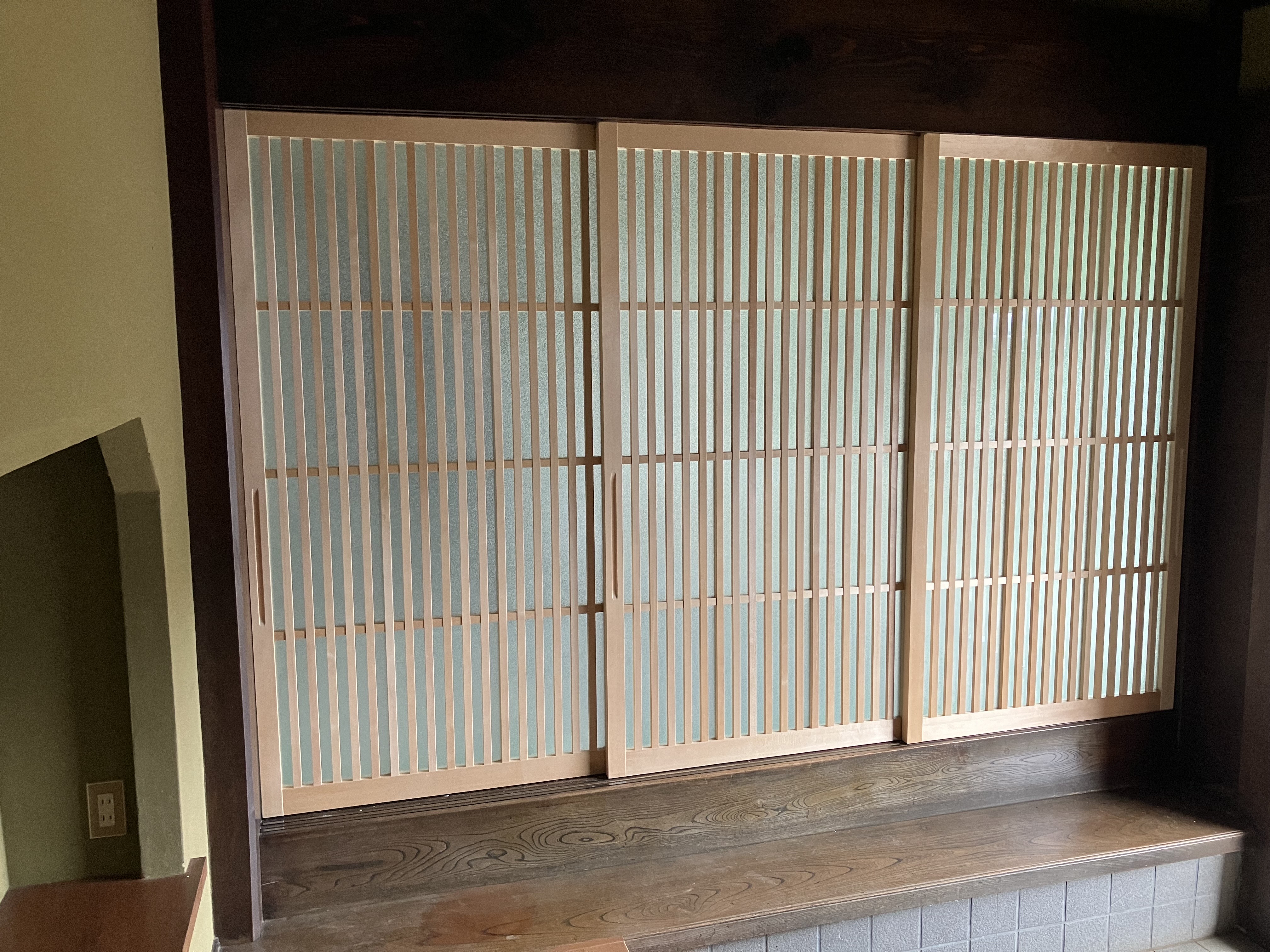 かんなで木材を削る職人