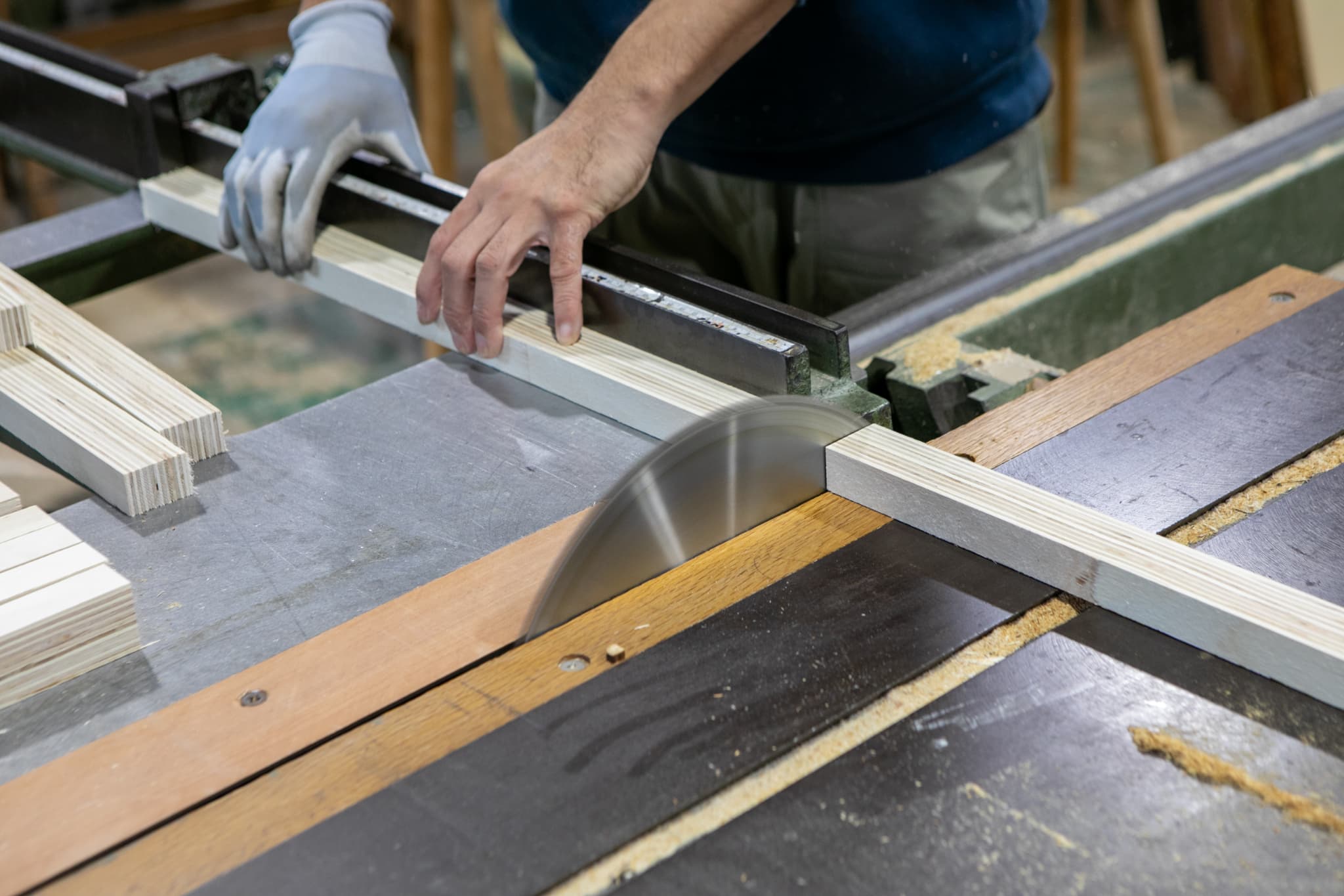 機械で木材を削る職人