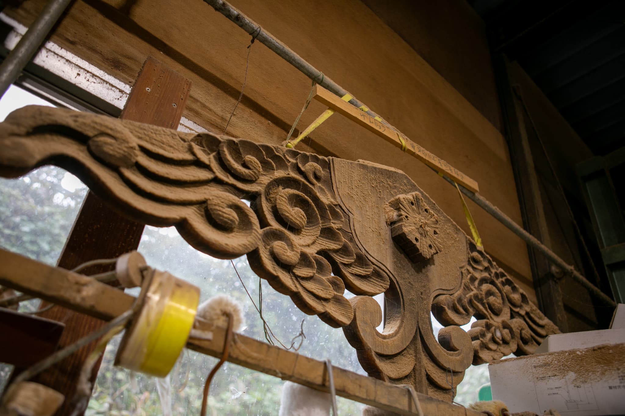 かんなで木材を削る職人