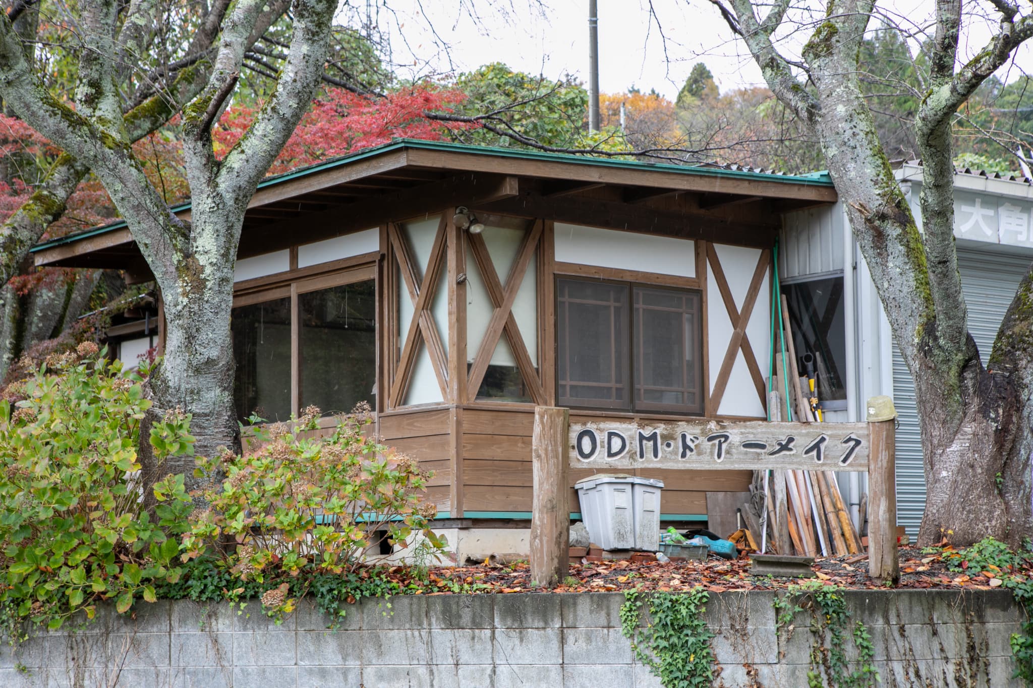 かんなで木材を削る職人