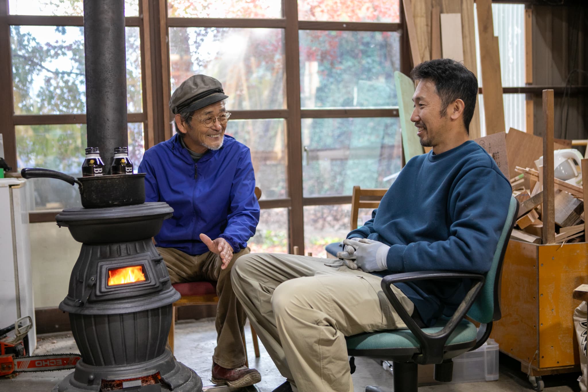 畳の和室と木製の扉