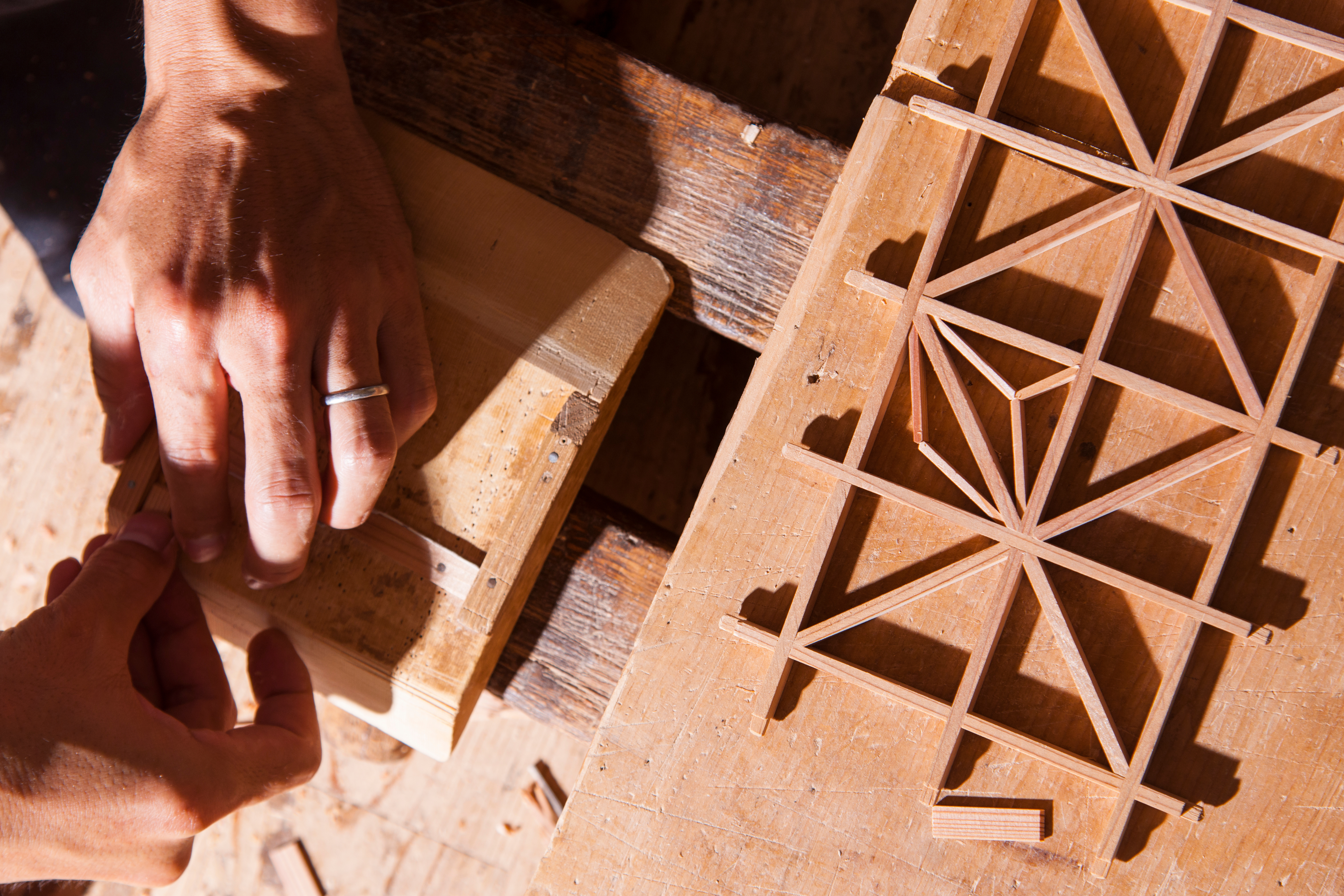 かんなで木材を削る作業員