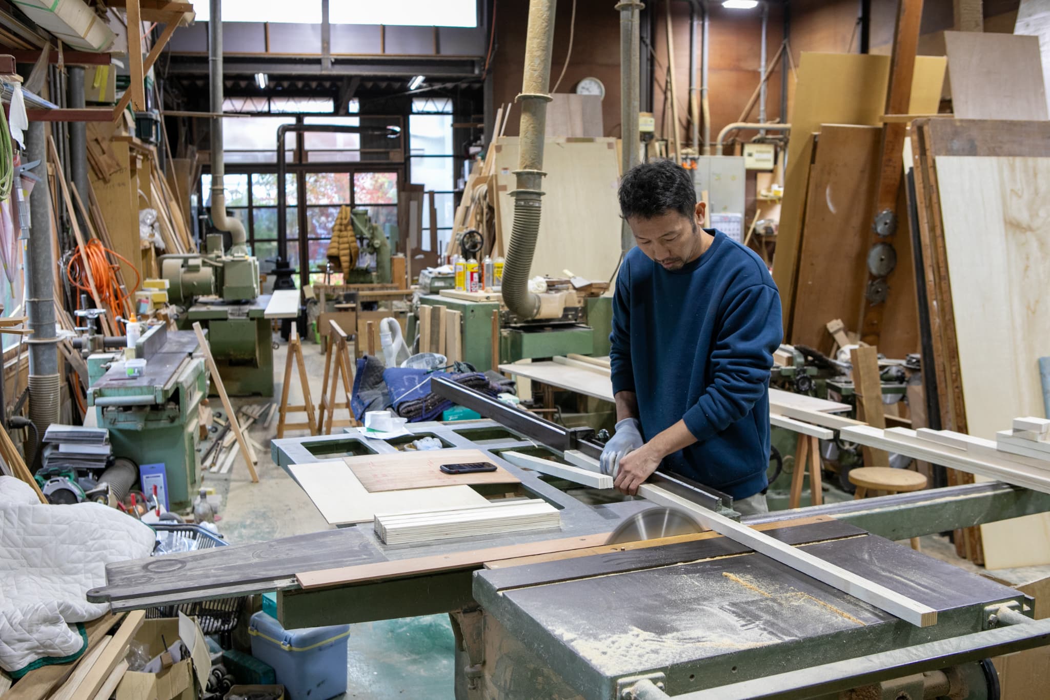 木材に穴をあける作業員