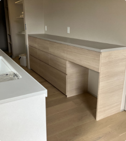 木目の廊下と木製チェア