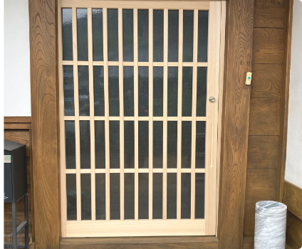 木目のタイルを貼る男性