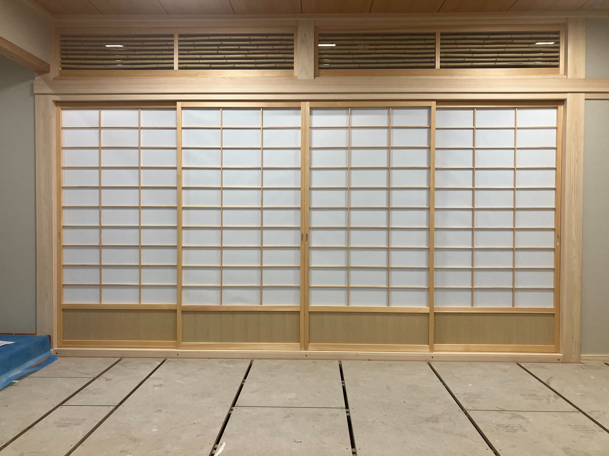 木製のカウンターとカウンターチェア