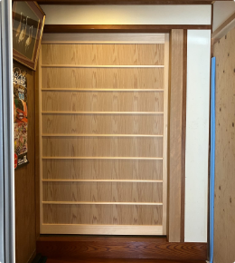 かんなで木材を削る職人