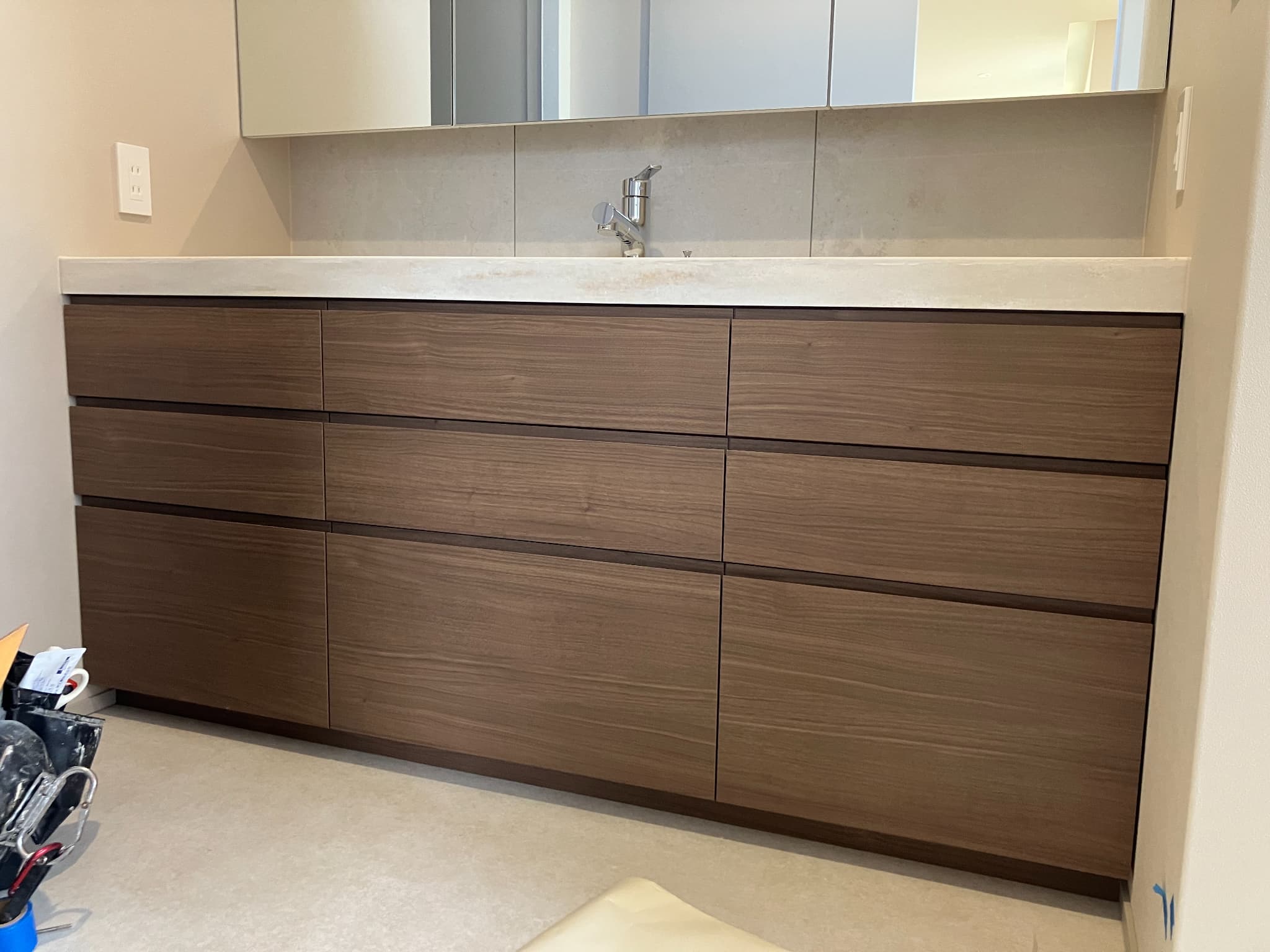 木目の廊下と木製チェア