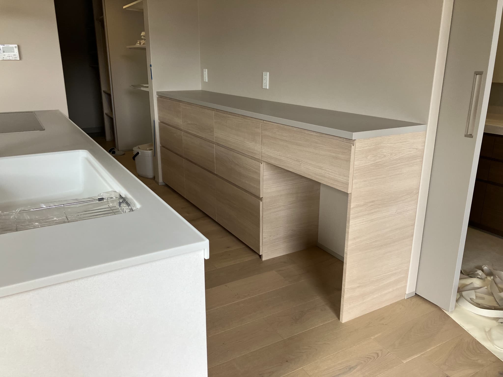 かんなで木材を削る職人