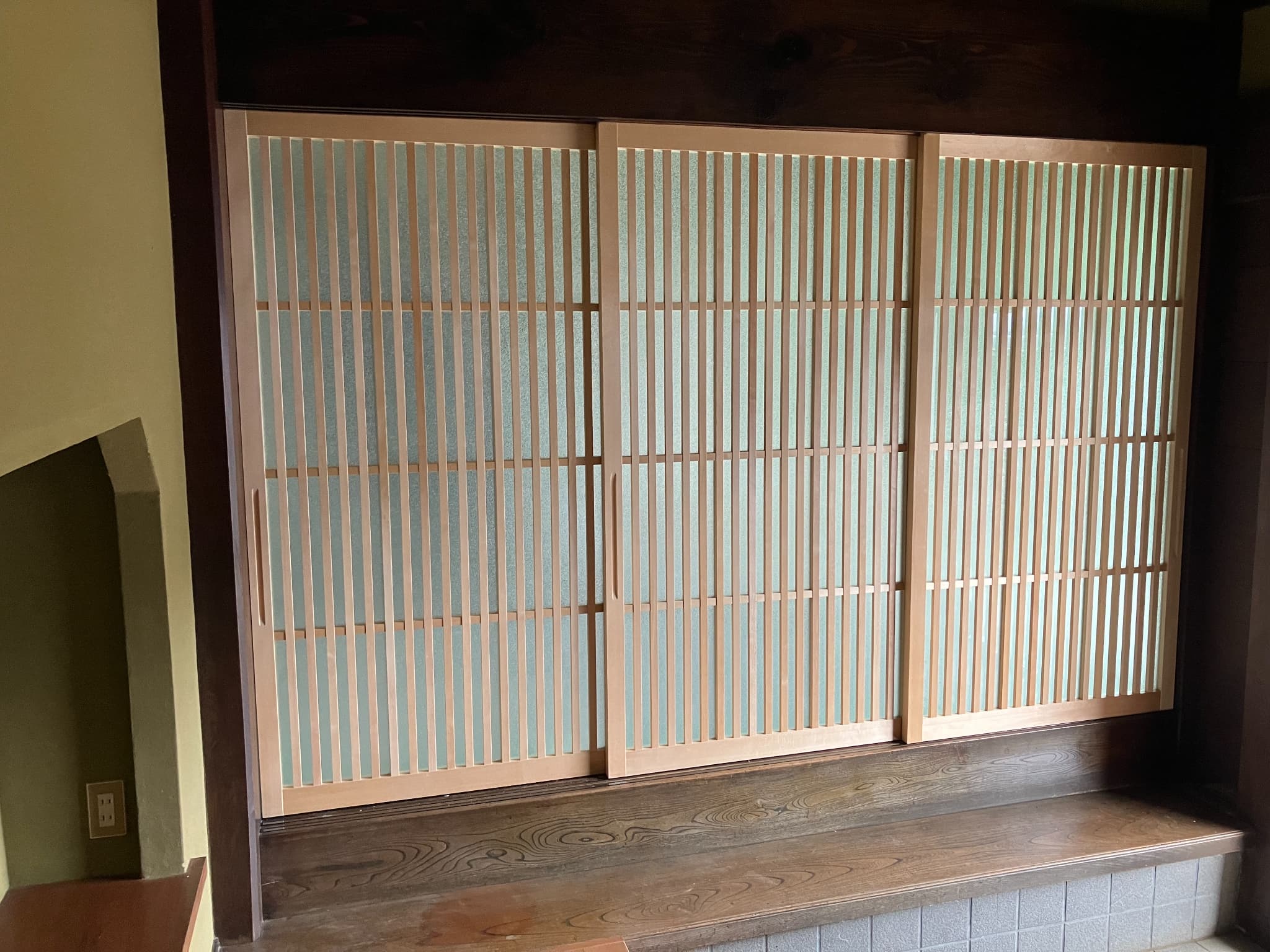 かんなで木材を削る職人