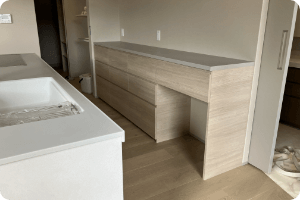 キッチン内の木製作業用テーブル